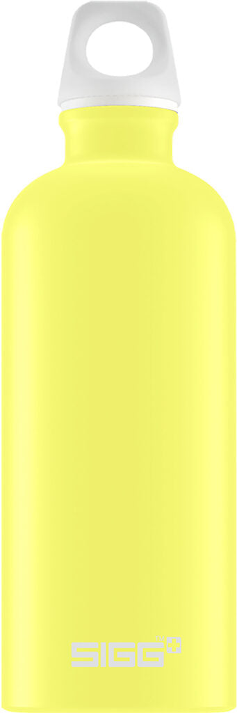 Livsmedelsgodkänd vattenflaska och termos i hållbart material som rostfritt stål, BPA-fri plast eller borosilikatglas. Perfekt för gym, kontor, resor eller vardagsbruk med funktioner som värmehållning, kyla i timmar, ergonomisk design, inbyggt sugrör och läckagesäker förvaring. Stilren, miljövänlig och praktisk design för aktiva och miljömedvetna användare.