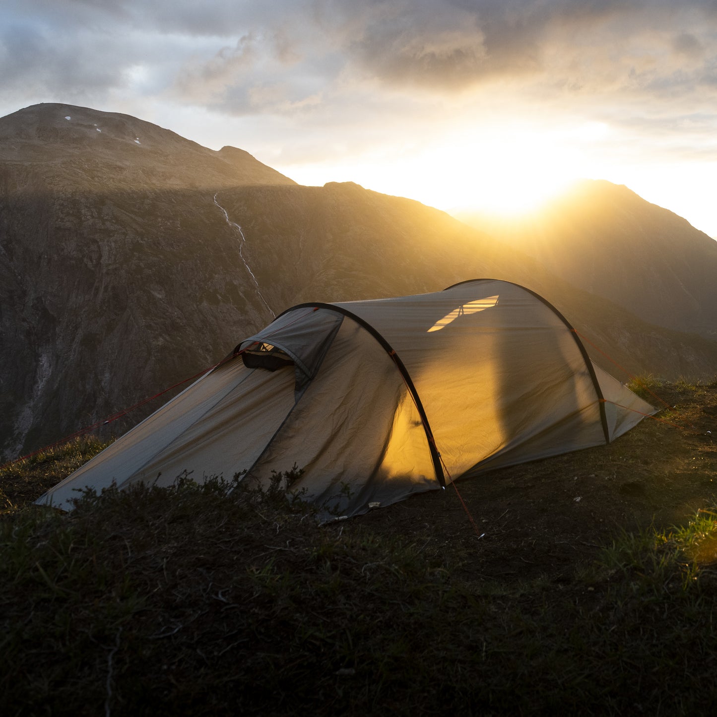 Bergans Romsdal 2-Person Tent Solid Light Grey / Bright Magma