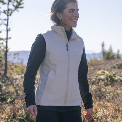 Bergans Holo Insulated Vest Women Coastal Sand